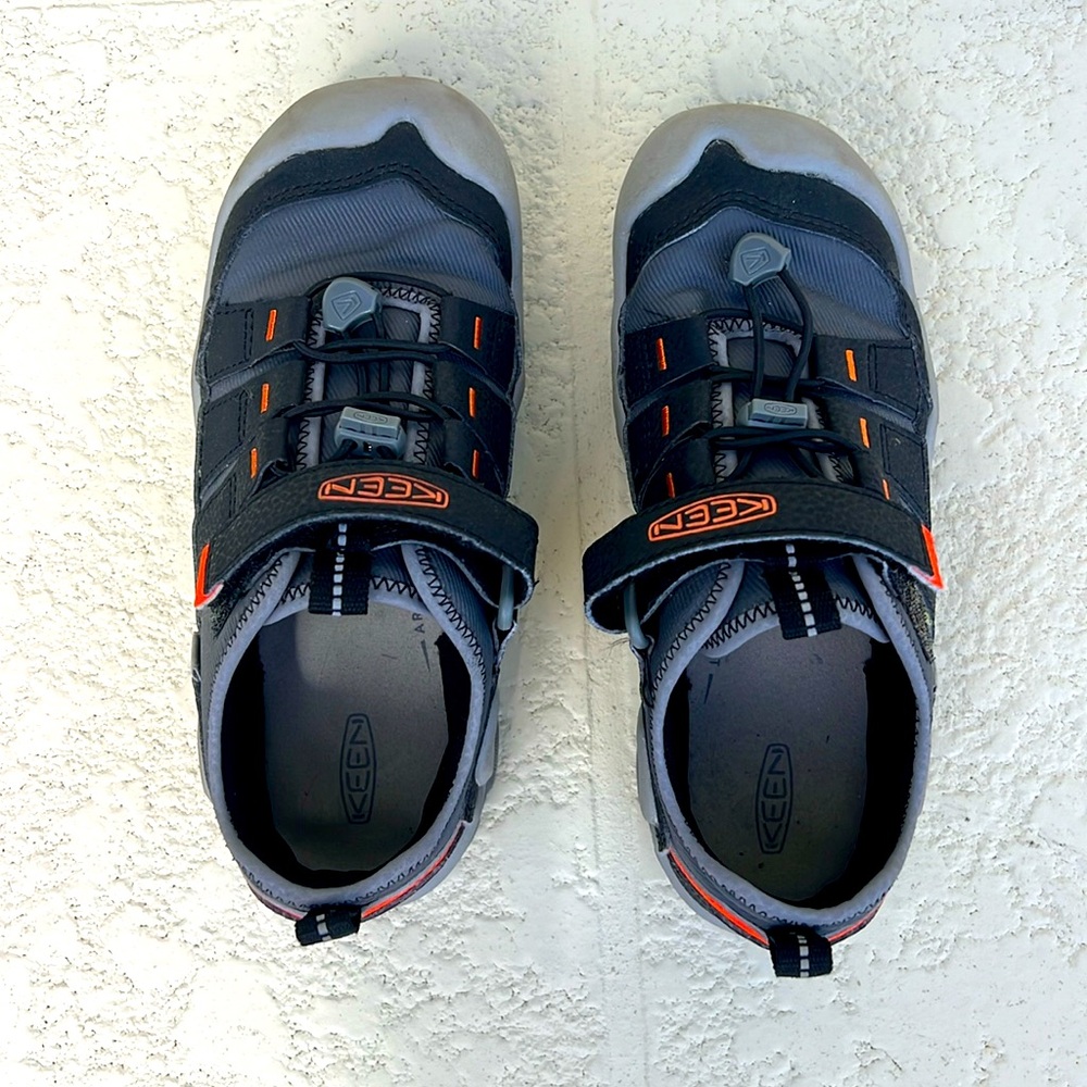 Little Boys Keen, Velcro Sneaker, Size 2. Excellent condition. Gray & Orange.
